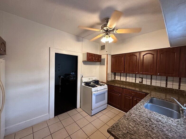 Building Photo - 994 Druid Rd E