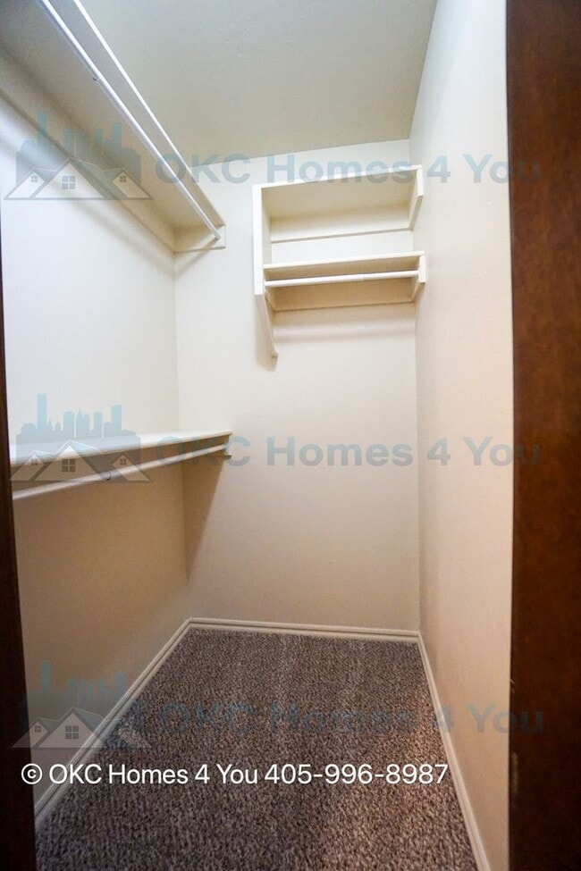 Building Photo - Executive Home in Yukon - Save $950 off the first full months rent!