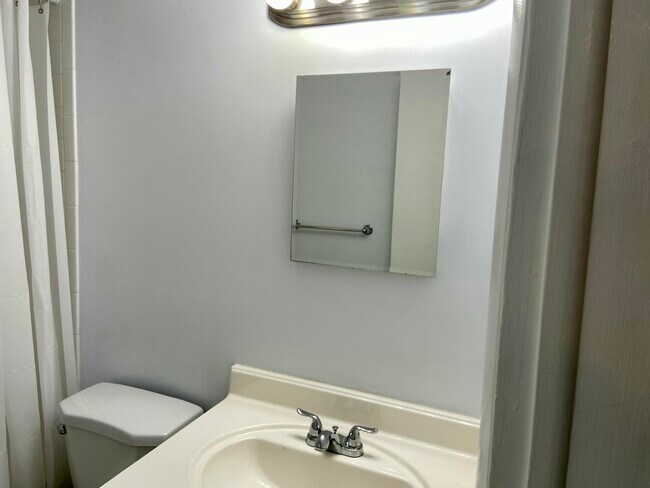 Building Photo - 2909 Middle River Dr