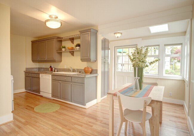 Building Photo - 502 NE 72nd St