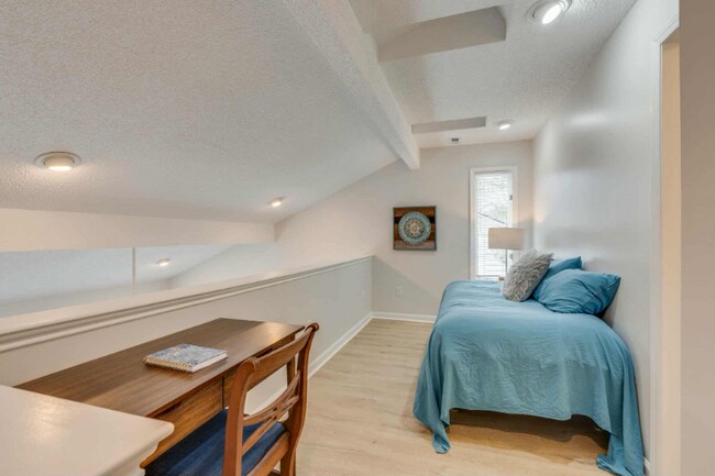 Building Photo - 5009 Emerald Dr