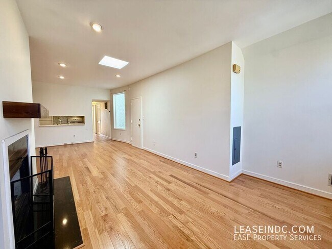 Building Photo - 1239 C St SE