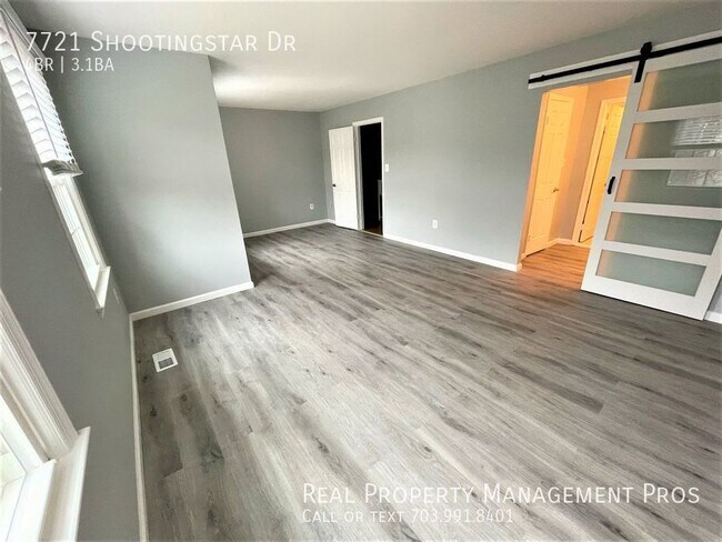 Building Photo - COMPLETLEY UPDATE!!   LARGE 4 BEDROOM 3.5 ...