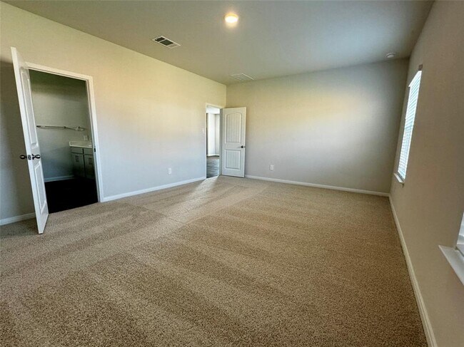 Building Photo - 115 Bethpage Dr