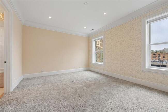 Building Photo - 458 W Deming Pl