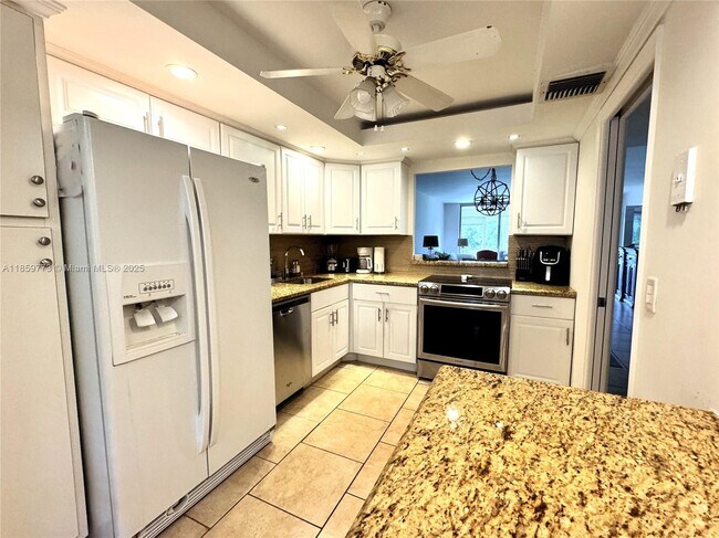 Building Photo - 901 W Cypress Ln