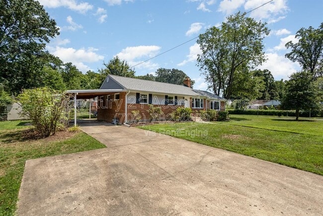 Building Photo - 3233 Holly Hill Dr