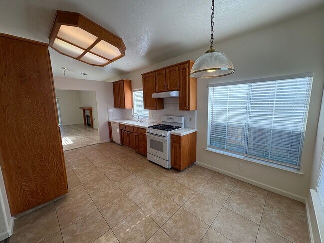 Building Photo - NE Visalia home Rent Ready!