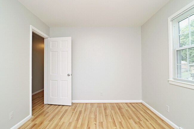 Building Photo - Convenient to Rt 29 & The Shops at Stonefield