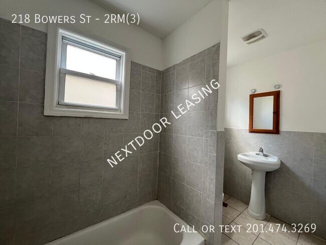 Building Photo - 218 Bowers St