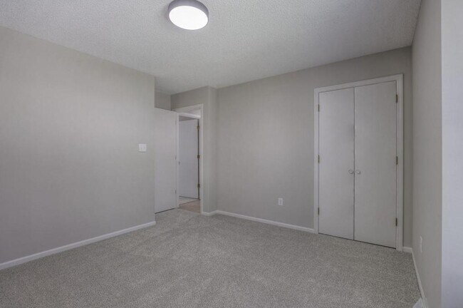 Building Photo - 1008 NW Roanoke Dr