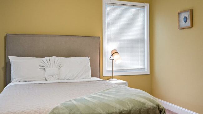 Building Photo - 800 S Washington St