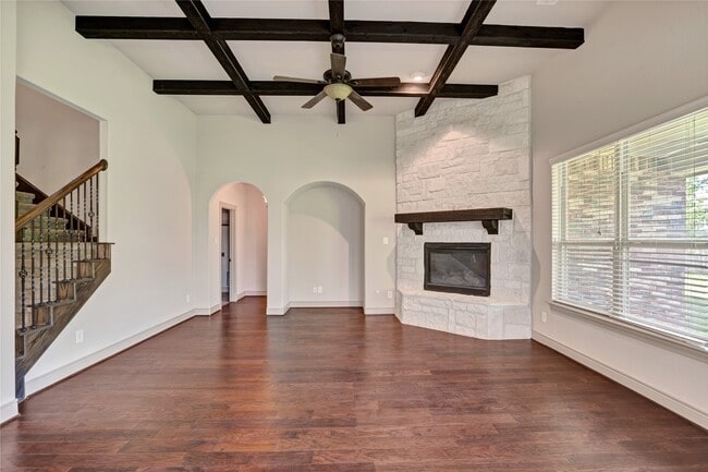 Building Photo - 40515 Manor Dr