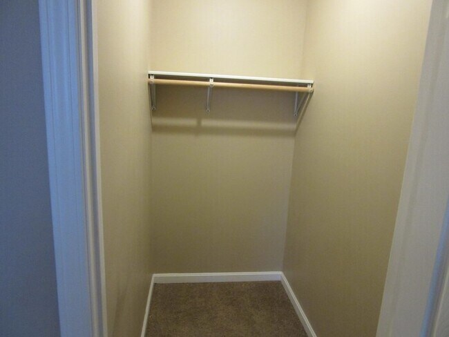 Building Photo - Large 5 Bedroom, 2 Bathroom Eastside Home - Pets Welcome*