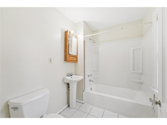 Building Photo - 661 Surrey Ave E