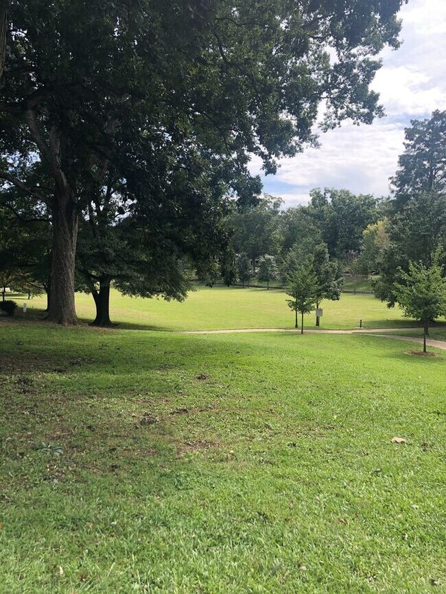 Building Photo - One bedroom one bath right on Adair Park a...