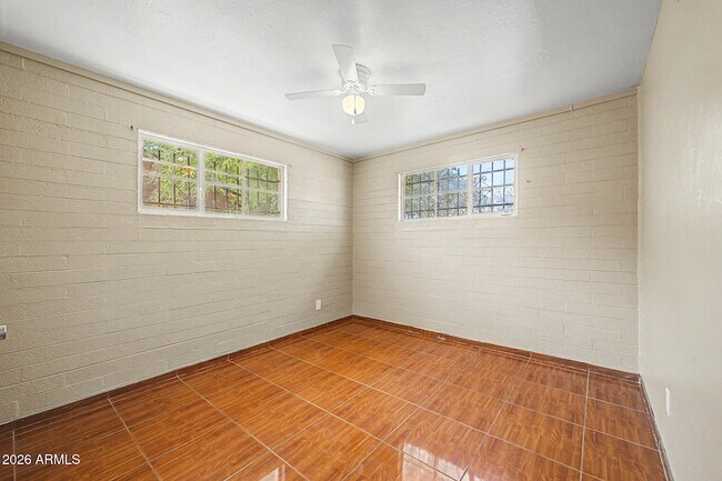 Building Photo - 1823 E Sunland Ave