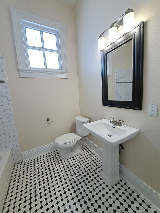 Building Photo - 3216 Bienville St