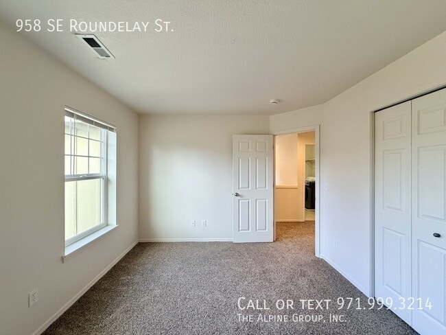 Building Photo - 958 SE Roundelay St