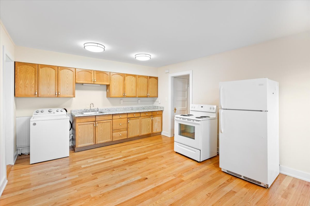 Building Photo - 52 Roslyn St
