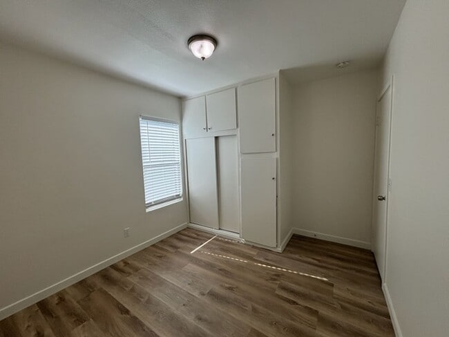 Building Photo - 3 Bedroom 2 Bath Home