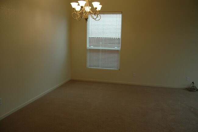 Building Photo - Spacious 3 Bed / 2 Bath Home – Over 2,000 Sq Ft