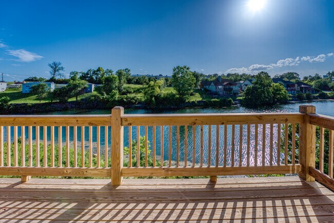 Building Photo - 204 E Sunset Cove Ln