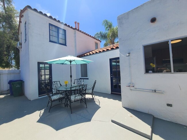 Building Photo - Charming 2 Bed 1 bath "fully furnished mon...