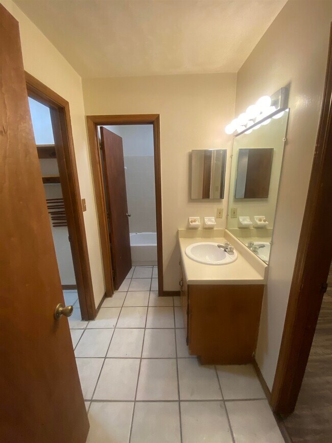 Building Photo - 1102 Greentree Ct