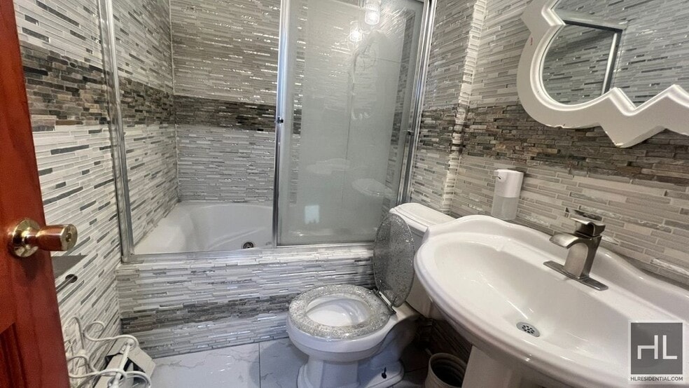 Building Photo - 466 Berriman St