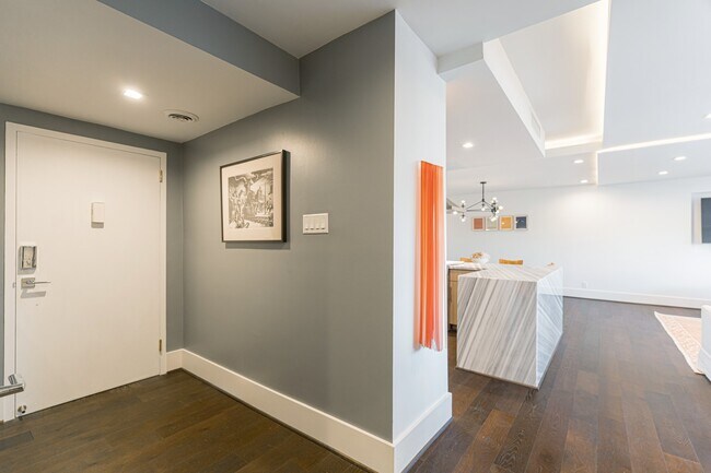 Building Photo - 2701 Westheimer Rd