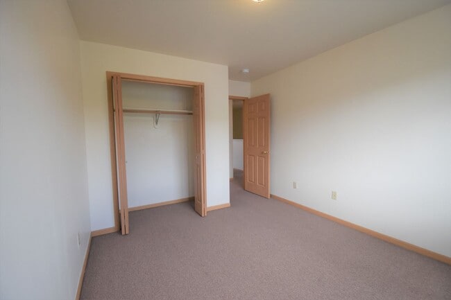 Building Photo - Centrally Located 3b 1.5ba Townhouse with attached Garage and Patio!