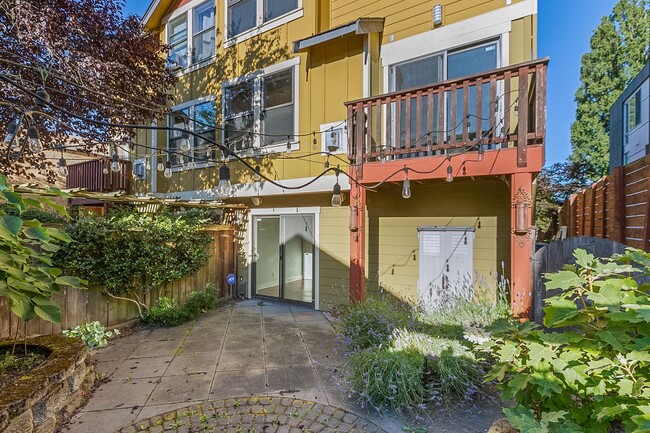 Building Photo - 3Bd/2.5Ba Seattle Townhouse