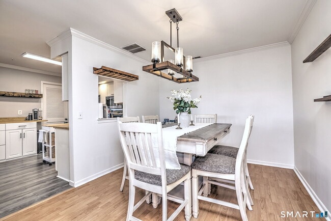 Building Photo - 50 Greenview Ln