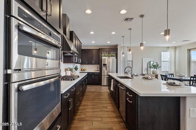 Building Photo - 2337 W Gloria Ln