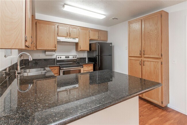 Building Photo - 6859 Tamarus St