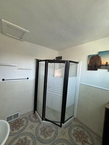 Building Photo - 520 Lawrence Ave