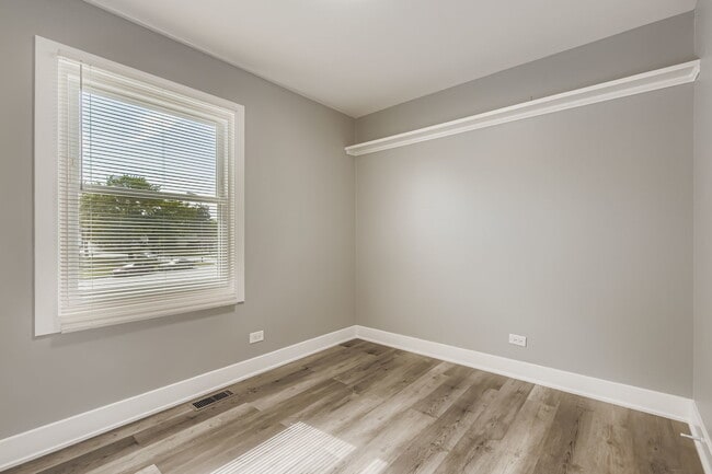 Building Photo - 5611 Allemong Dr