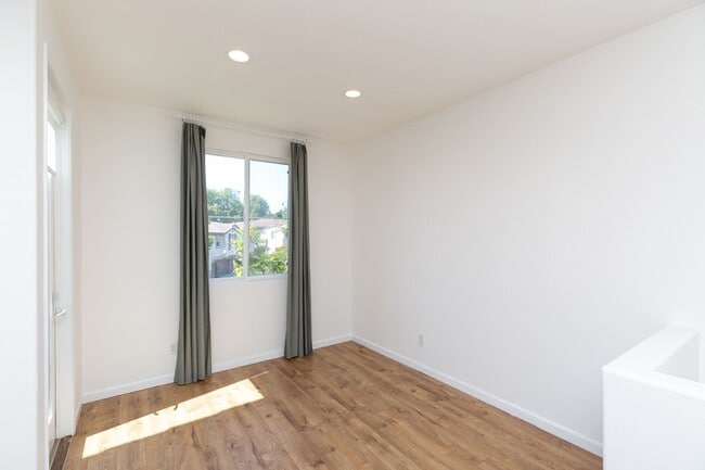 Building Photo - 3 Bed, 2 Bath Townhome in Carlsbad