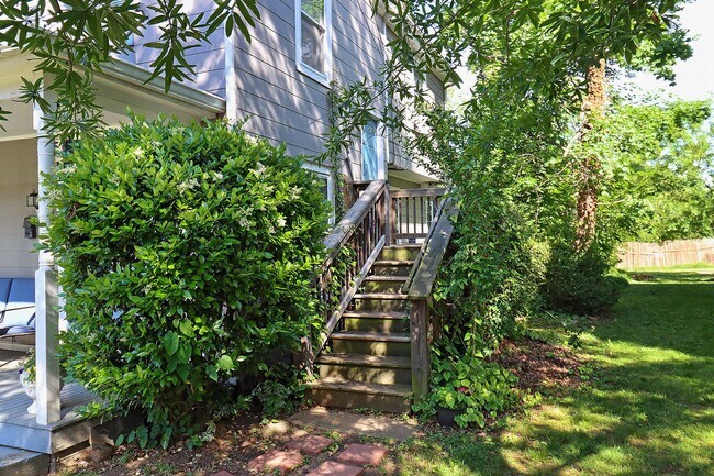 Building Photo - Charming Pet-Friendly Belmont Apartment