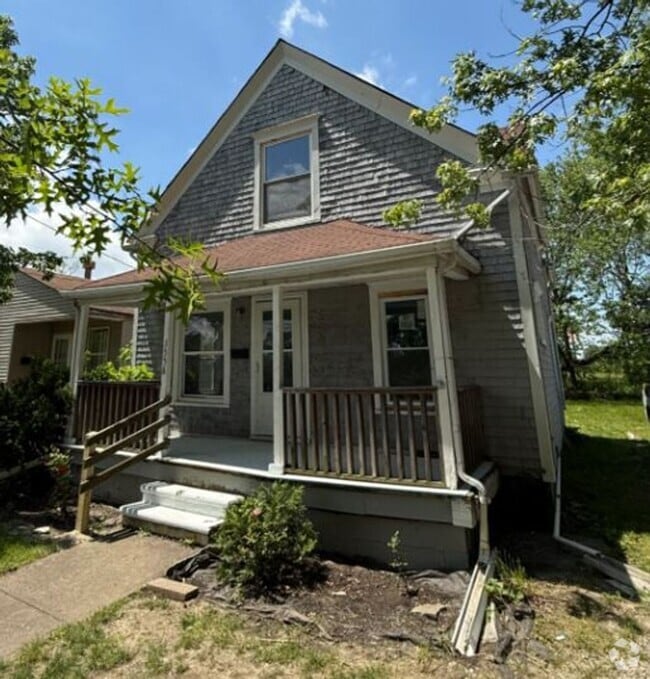 Building Photo - Section 8 Accepted! Spacious Newly Renovat...
