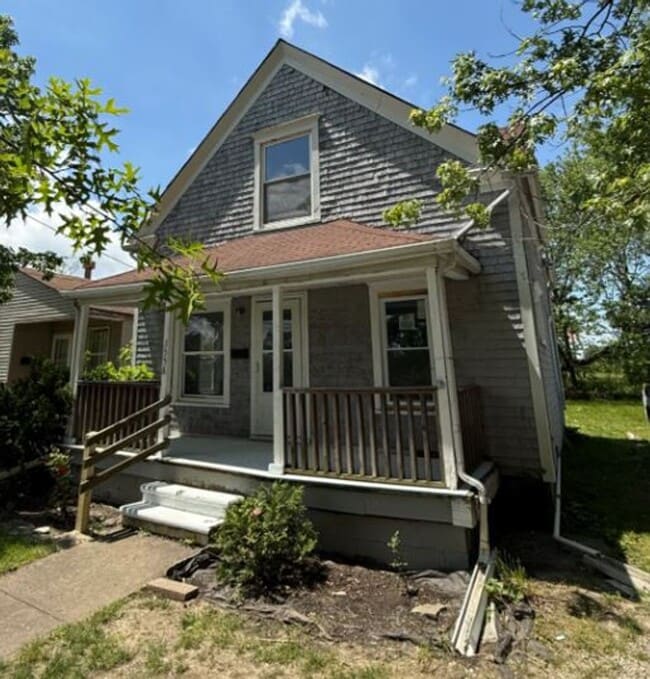 Building Photo - Section 8 Accepted! Spacious Newly Renovat...