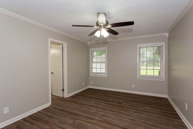 Building Photo - ** 4 bed 2 bath located in Dalraida close ...