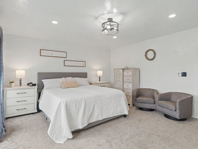 Building Photo - Spacious Furnished Home with Mountain Views and Room to Enjoy