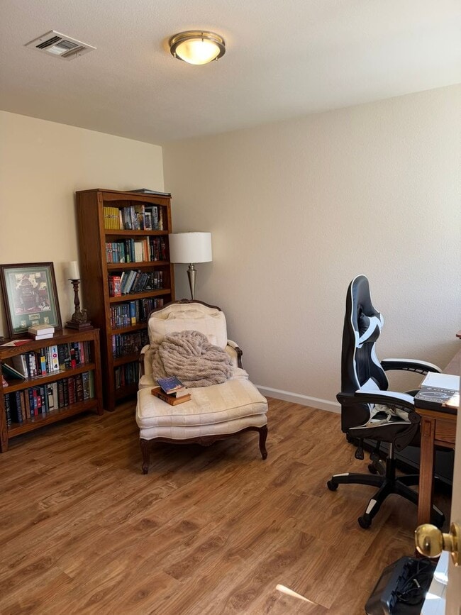 Building Photo - Beautiful 3 bed 3 bath townhome ready for move in!
