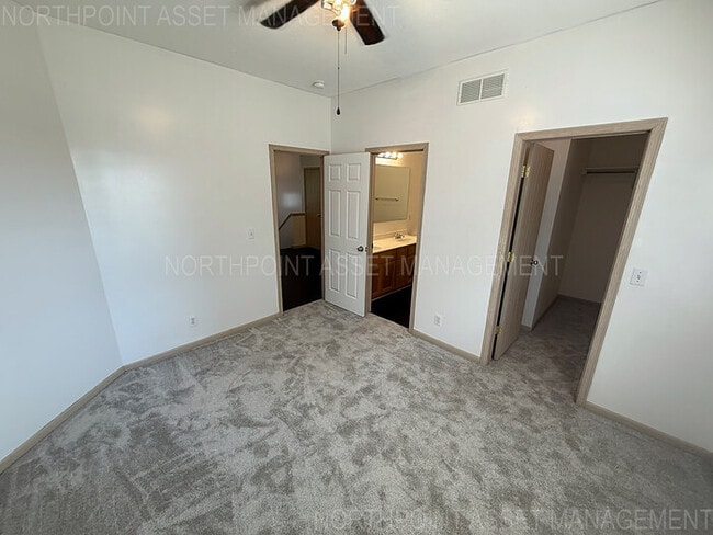 Building Photo - 3 Bed, 2 Bath Townhome SPECIAL!