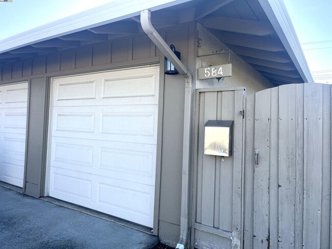 Building Photo - 584 Harvard Ave