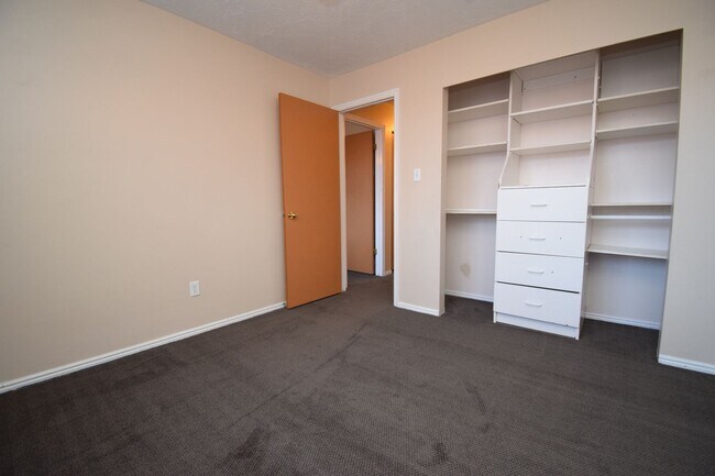 Building Photo - Spacious 5 Bed 2 Bath Home in West Jordan!