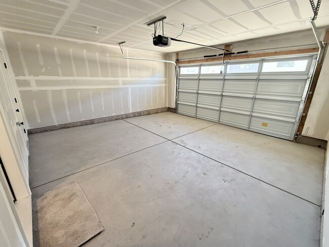 Building Photo - 564 1860 N