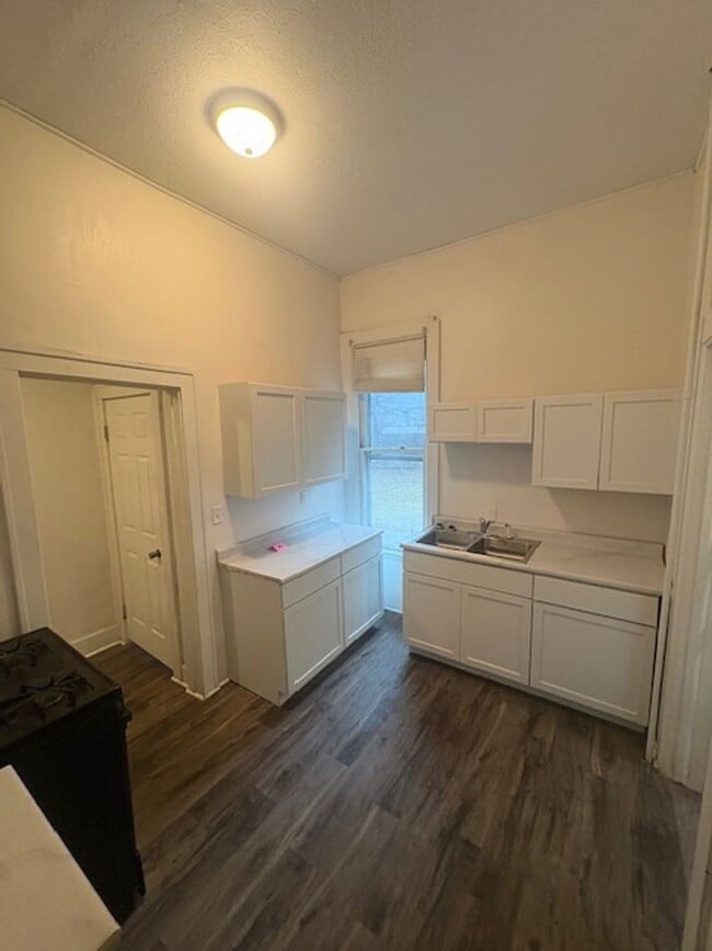 Building Photo - 723 W Armstrong Ave